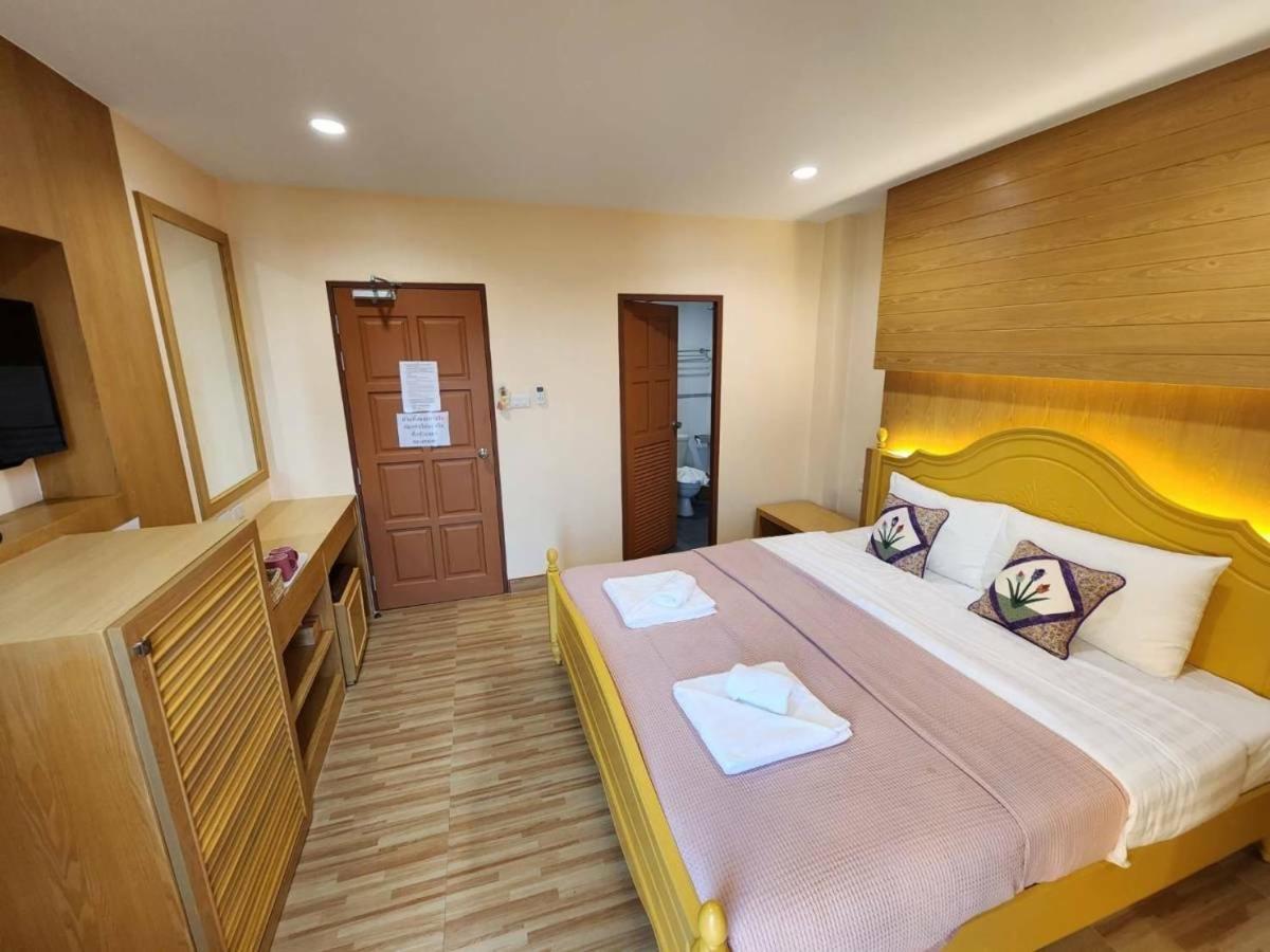 Alaita Hostel Patong Esterno foto